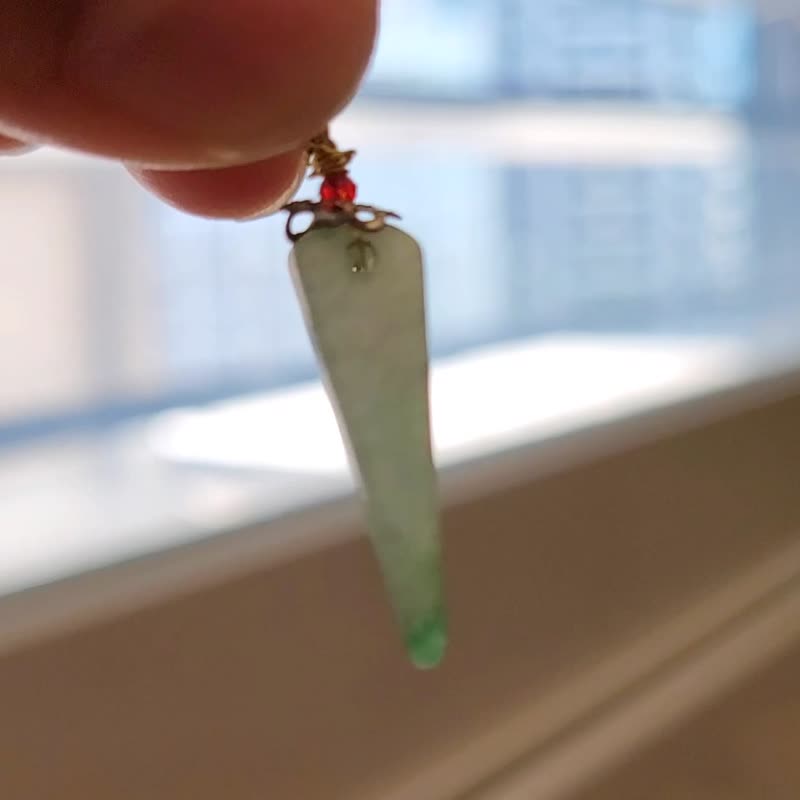 【親翠】天然翡翠 正冰滿綠三角形原石皮繩鎖骨鏈 原石藝術派 - 項鍊 - 玉石 多色