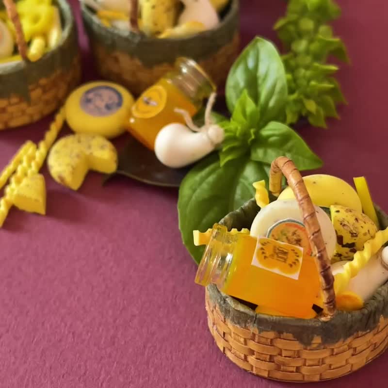 チーズと蜂蜜が入った 1:12 スケールのミニチュア バスケット - 人形・フィギュア - 金属 多色