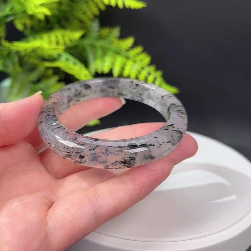 冰透水晶共生雲母手鐲56MM 星光墨綠雲母片 唯美異象 水潤天成 - 手鍊/手環 - 水晶 