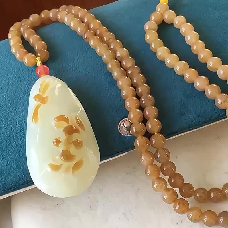 和田玉糖料 巧みな色使いの牡丹の花のペンダント。糖料6mmのビーズチェーンを合わせています。きめ細やかな質感です。 - チャーム - クリスタル 