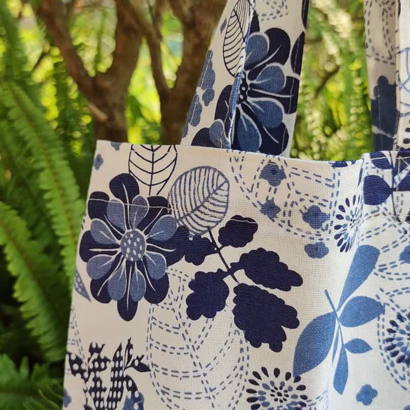 MH ブルー - コットン ハンドバッグ、中高サイズ、花と青い葉がプリントされています。 - トート・ハンドバッグ - コットン・麻 ブルー