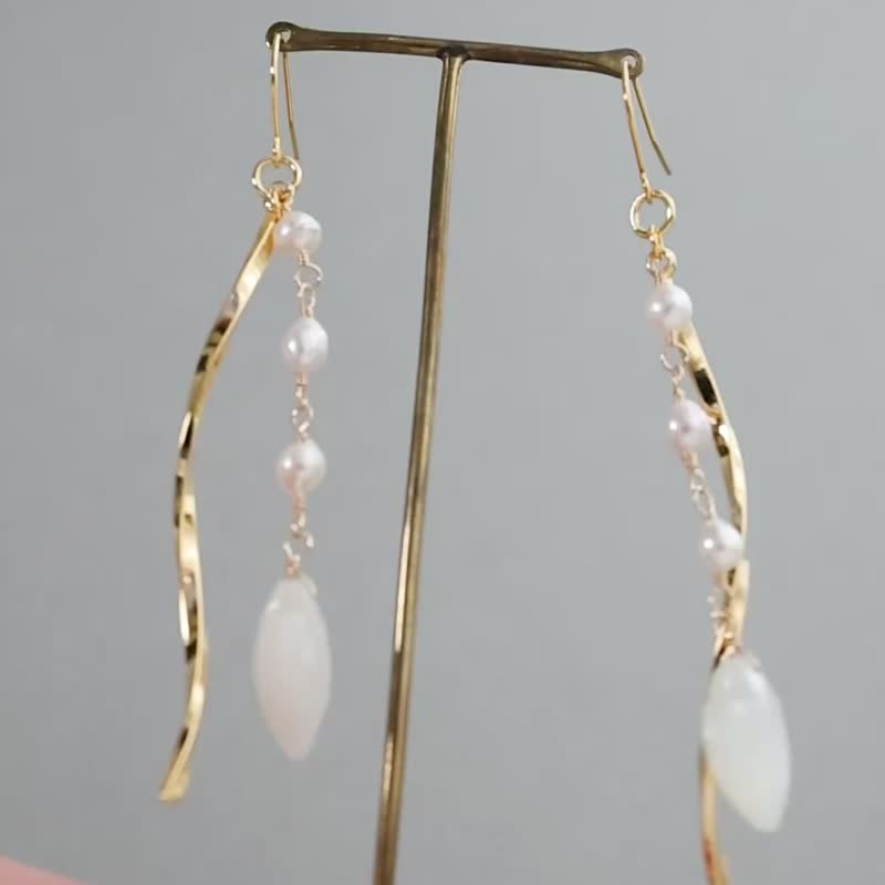 ムーンストーンとあこや真珠のハートピアス ロングタイプ サージカルステンレス シンプル可愛いアクセサリー - 耳環/耳夾/耳骨夾 - 石頭 白色