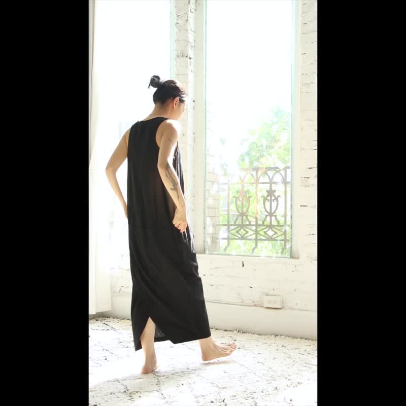 OMAKE V-neck dress with overlapping back slit/diamond cloth off-white - ชุดเดรส - ผ้าฝ้าย/ผ้าลินิน ขาว