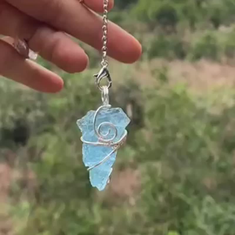 Relieve stress | Natural healing crystals | Aquamarine pendant necklace | Handmade gifts - พวงกุญแจ - เครื่องเพชรพลอย สีน้ำเงิน