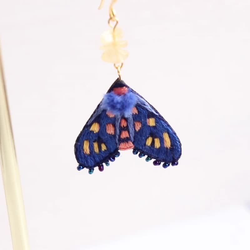 Blue small butterfly earrings with citrine raw stones, embroidery earrings - ต่างหู - งานปัก สีน้ำเงิน