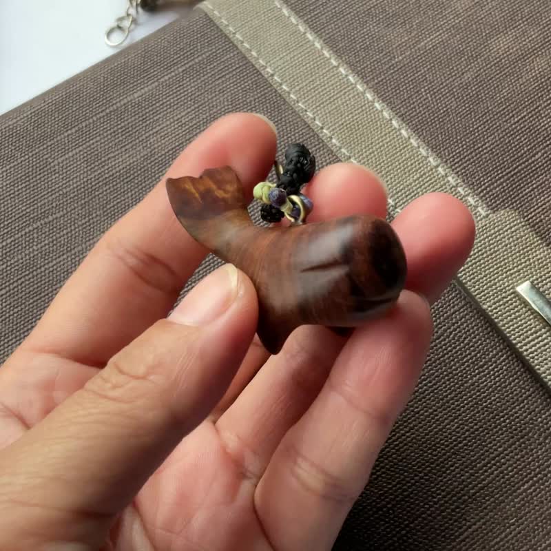 【幸福微笑鯨】肖楠木手雕鑰匙圈 背包掛飾 - 鑰匙圈/鑰匙包 - 木頭 多色