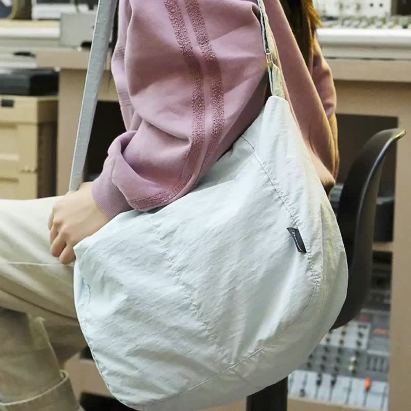 sobag日系春夏百搭防水尼龍斜挎單肩布包女休閒大容量通勤餃子包 - 側背包/斜背包 - 尼龍 藍色