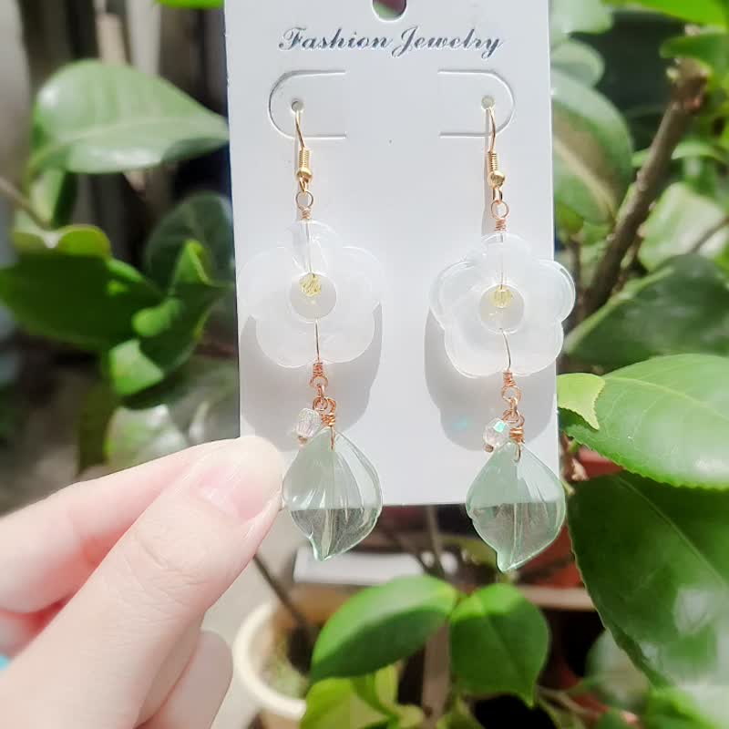 925 Silver earrings, ear hooks , Clip-On, frangipani, white flowers and leaves, glass gift for healing - ต่างหู - กระจกลาย ขาว