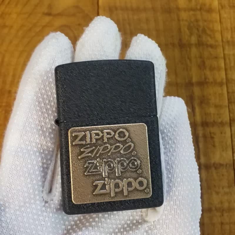 【ZIPPO官方旗艦店】 黑裂漆徽章(金)防風打火機 362 - 其他 - 銅/黃銅 黑色