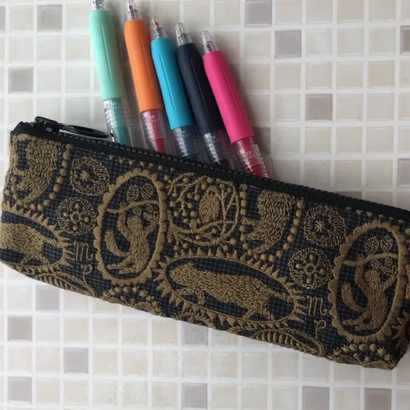 mina perhonen jungle relief slim pen case - กล่องดินสอ/ถุงดินสอ - ผ้าฝ้าย/ผ้าลินิน สีกากี