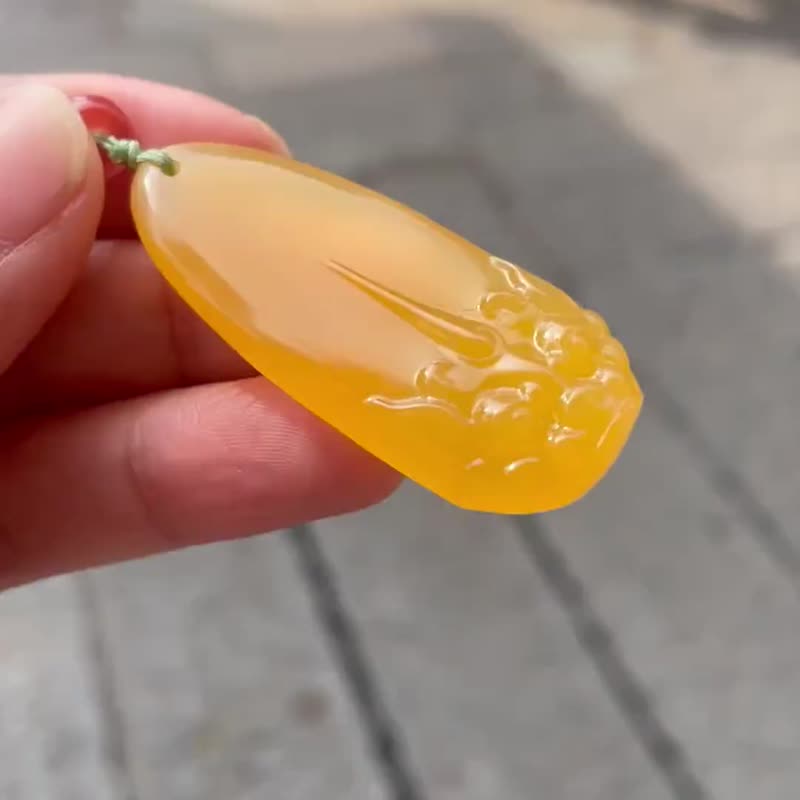 神獸貔貅掛件 瑞獸面項鏈  闢邪水滴形吊墜天然黃龍玉 - 項鍊 - 玉石 黃色