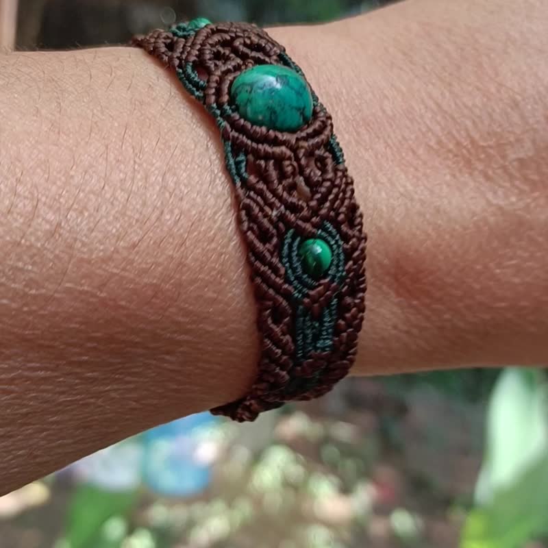 Macrame bracelet with turquoise and Malachite - สร้อยข้อมือ - เครื่องเพชรพลอย สีเขียว