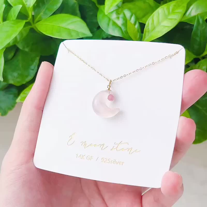 Natural rose quartz moon necklace under the crescent moonlight 14K, the main attraction is love. - สร้อยคอ - คริสตัล สึชมพู