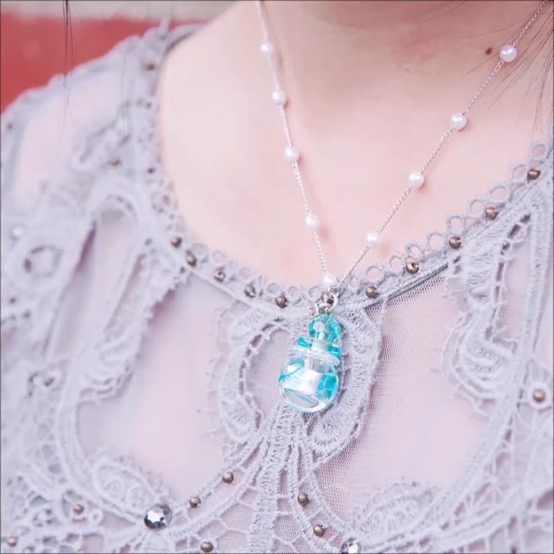Diffuser Necklace Petite Aromatherapy Vial with Oil Dropper Blue Color - สร้อยคอ - กระจกลาย สีน้ำเงิน