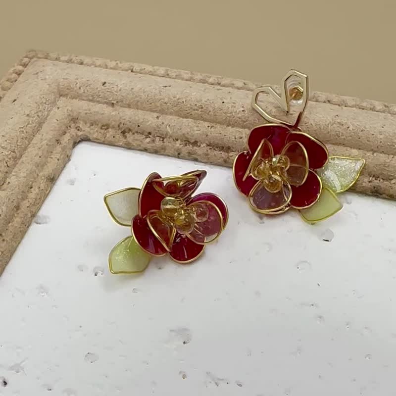 Japanese pile flower TSUBAKI earrings - Earrings & Clip-ons - Resin Red