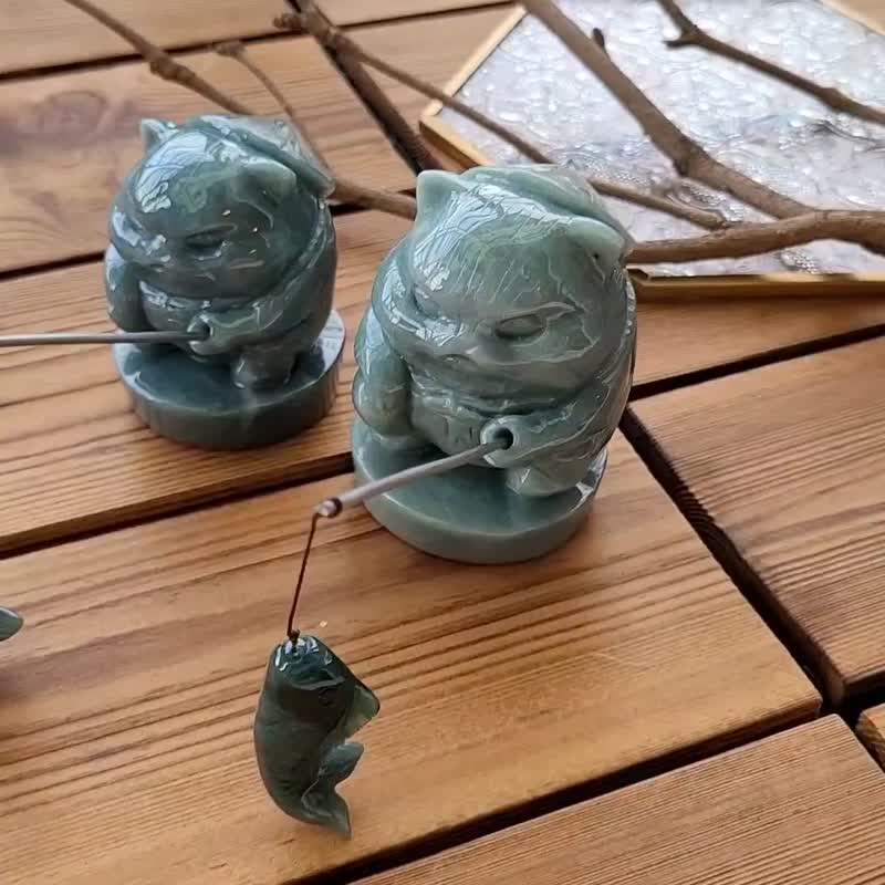 【親翠】天然瓜地馬拉翡翠 冰綠精工釣魚貓辦公桌狠療癒擺飾 - 擺飾/家飾品 - 玉石 多色