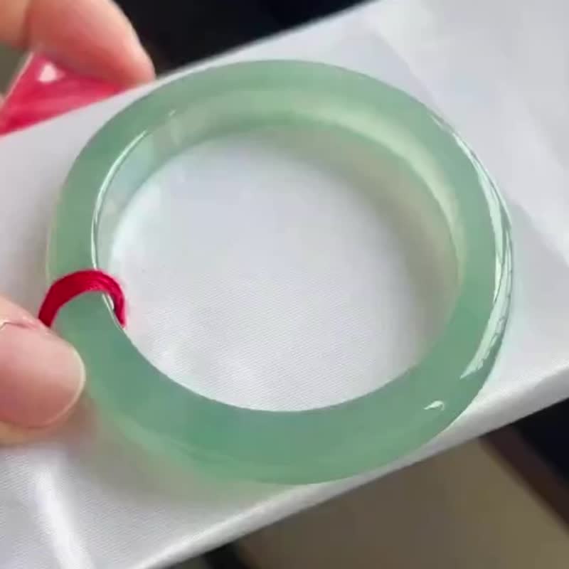 冰種翡翠天然翡翠玉鐲 A玉手鐲玉鈪 • 冰種湖綠翡翠貴妃鐲 - 手鍊/手環 - 玉石 綠色