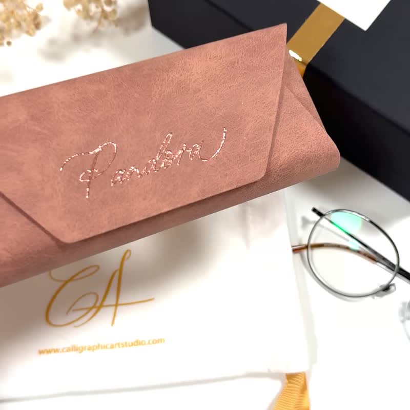 【客制】復古粉色 眼鏡盒 燙玫瑰金 名字定制 送禮小物 - 眼鏡盒/眼鏡布 - 其他材質 粉紅色