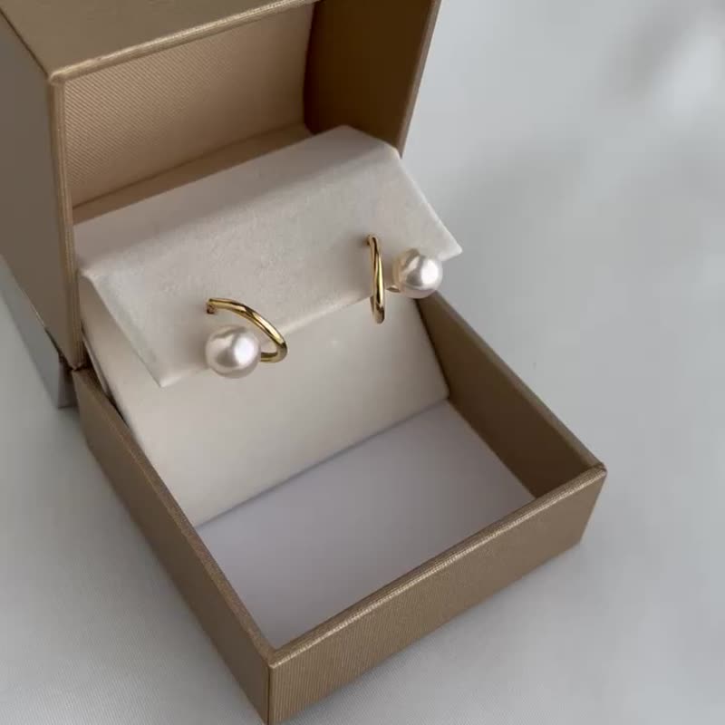18k 日本產海水akoya珍珠耳釘 金屬線條設計耳釘 - 耳環/耳夾 - 珍珠 白色