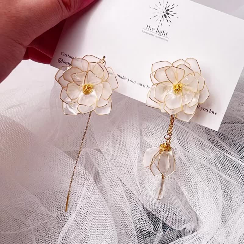 Blossoms//Light and clear hibiscus/Asymmetrical, pendant, multi-way earrings - Earrings & Clip-ons - Resin White