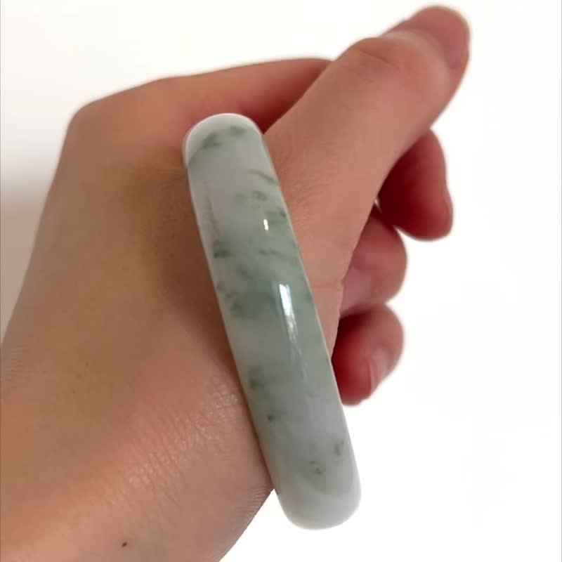天然翡翠 緬甸 A玉 玉鐲 • 牛奶底藍飄花貴妃鐲 - 手鍊/手環 - 石頭 白色
