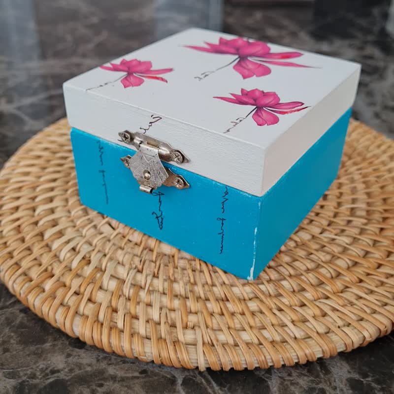 Handmade painted ring box Flower jewelry box for earring and ring, 戒指收納盒, 肖像画 - กล่องเก็บของ - ไม้ ขาว