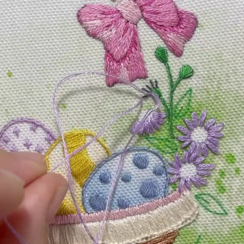 DIY 手工刺繡復活節彩蛋在彩繪背景織物上的籃子裡。 刺繡套件包 - 編織/刺繡/羊毛氈/縫紉 - 繡線 多色
