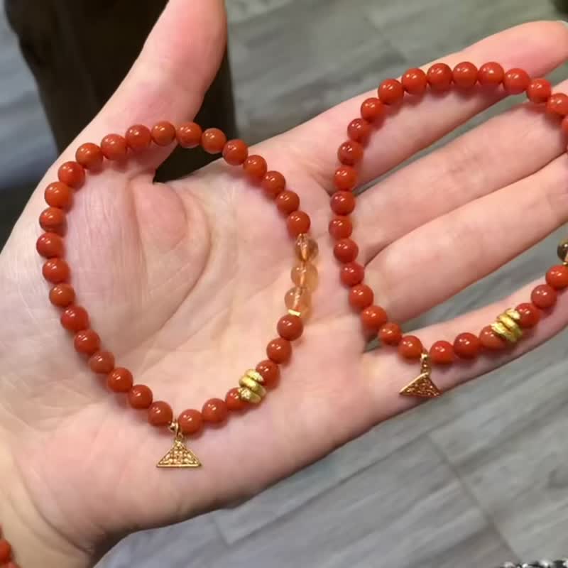 天然滿肉滿色南紅手鏈搭配招財卷卷蛇平安喜樂牌金蛇銜財八方來財 - 手鍊/手環 - 玉石 