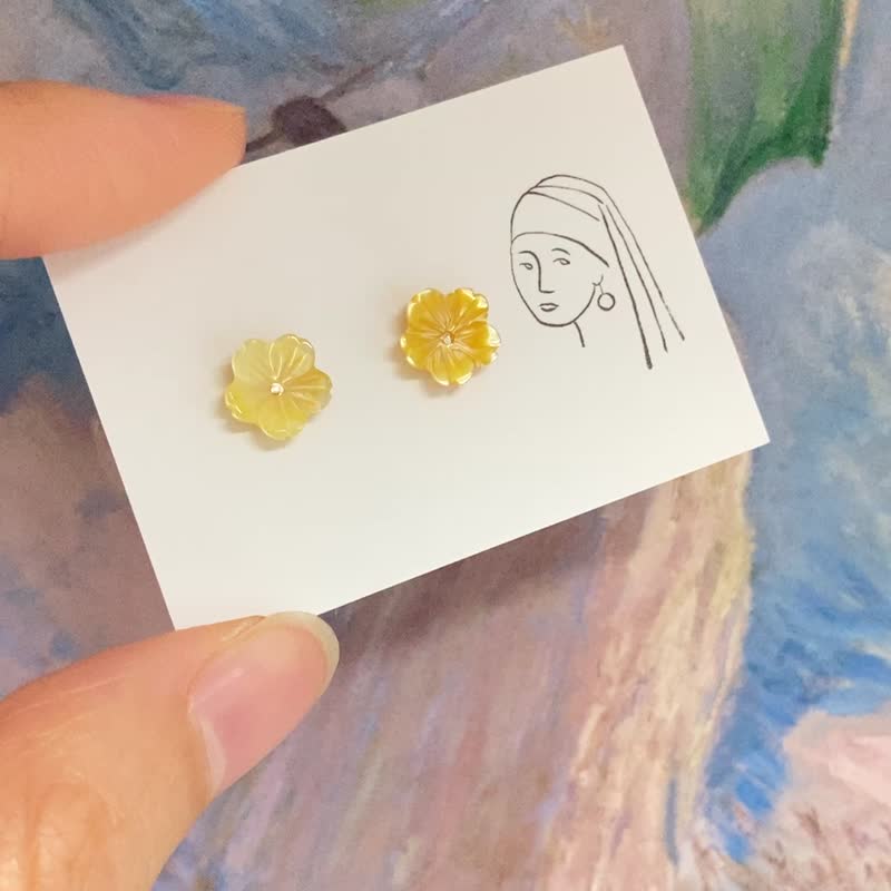 【夏日氣息】小櫻花 天然黃貝殼貝母 8mm 全925純銀耳釘/耳夾 - 耳環/耳夾/耳骨夾 - 純銀 黃色