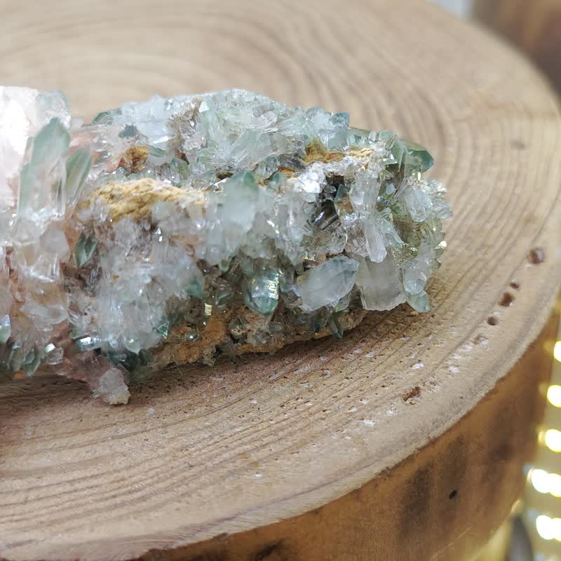 天然綠幽靈水晶簇|綠幽靈 Green Phantom)是五月份的生辰幸運石 - 擺飾/家飾品 - 水晶 