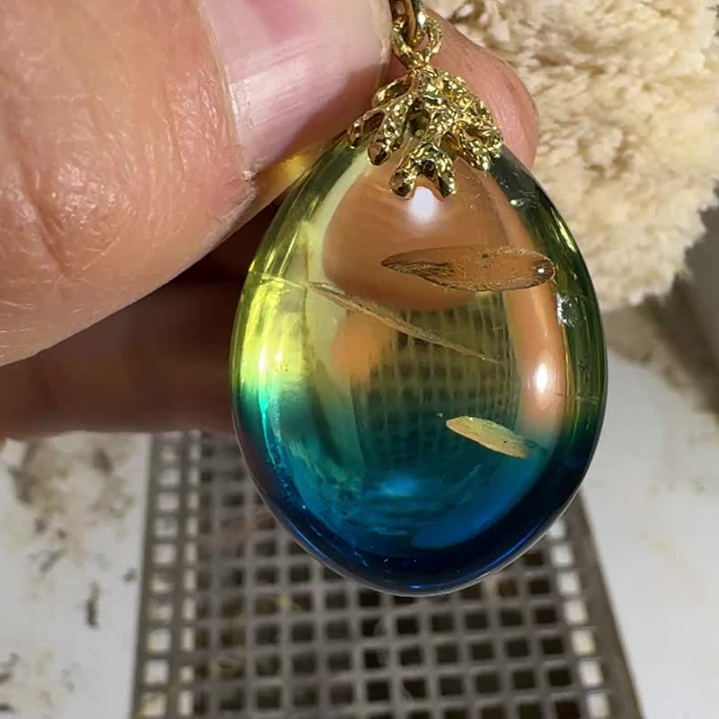 優雅藍琥珀吊墜 點綴金色閃耀 設計獨特 - 項鍊 - 半寶石 藍色