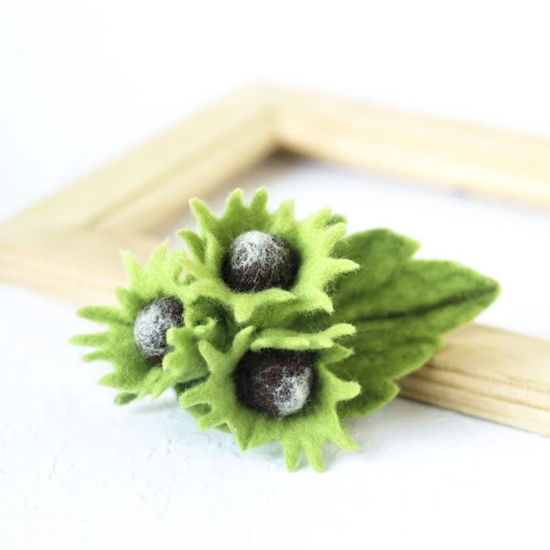 Handmade Felted Hazelnut Brooch Wool Nuts Brooch Original Gift for Nature Lover - เข็มกลัด - ขนแกะ สีเขียว