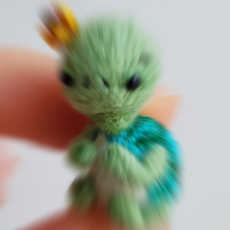 Extremely micro crocheted turtle. Dollhouse miniature. Amigurumi stuffed animal. - ตุ๊กตา - ผ้าฝ้าย/ผ้าลินิน สีเขียว