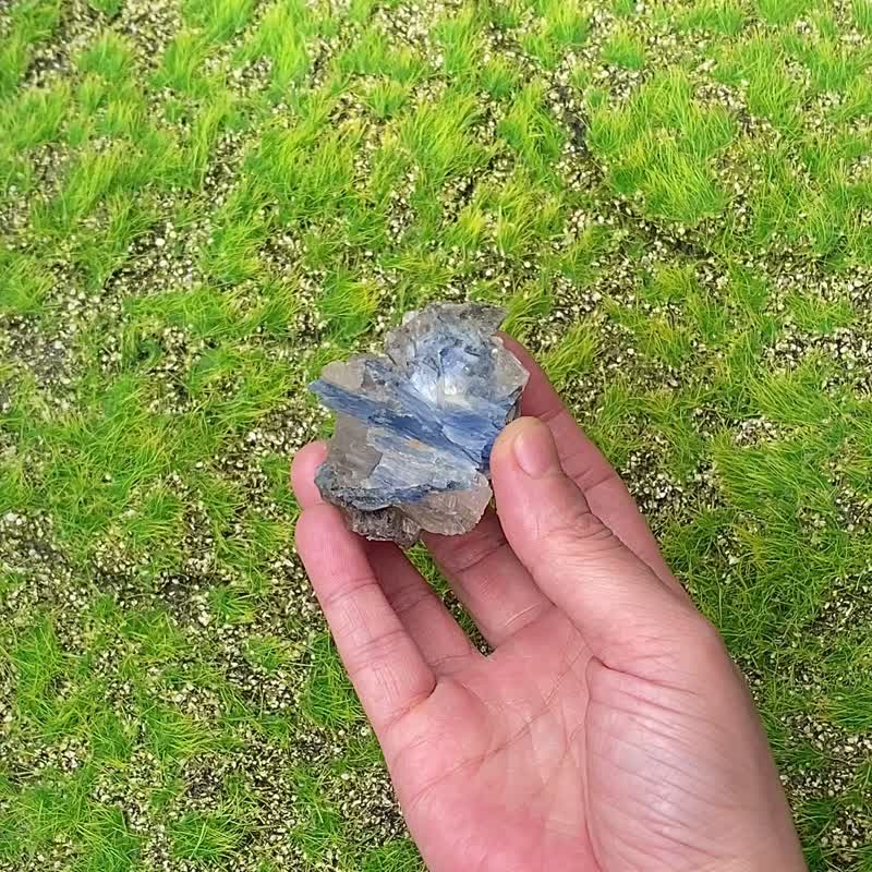 手串充電站-原礦藍晶石共生白水晶及黑碧璽 鏡鐵礦 消磁淨化手串 - 擺飾/家飾品 - 水晶 多色