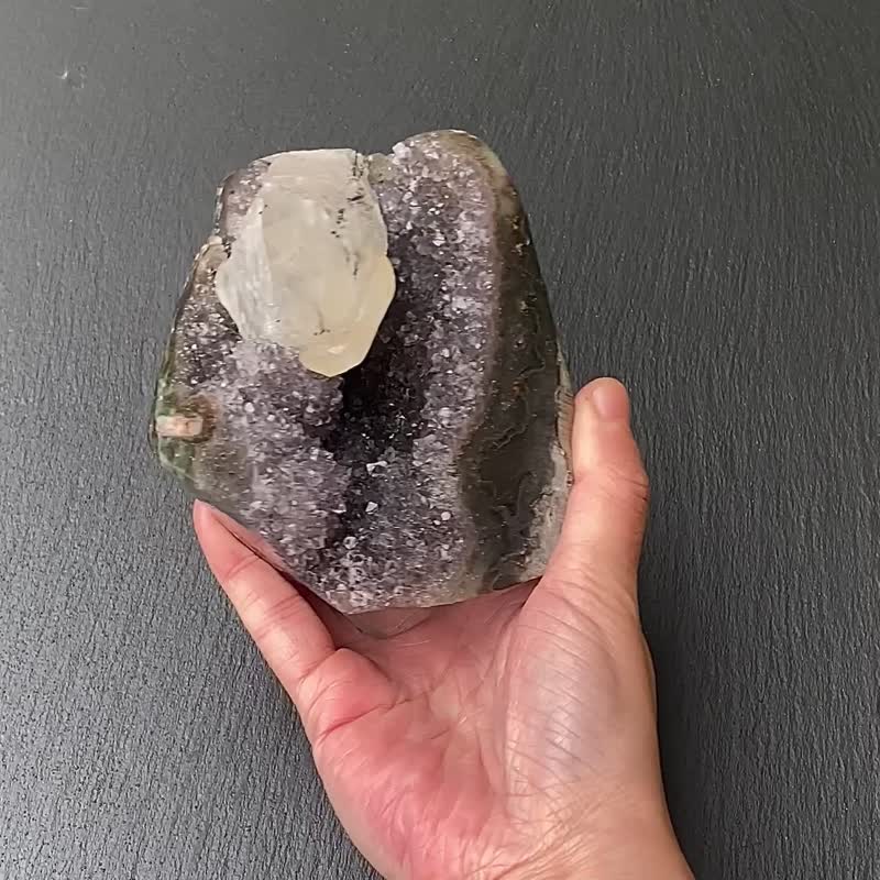 天然原礦異象滿天星招財手紫晶花球鎮共生方解石及黑碧璽快速出貨 - 擺飾/家飾品 - 水晶 紫色