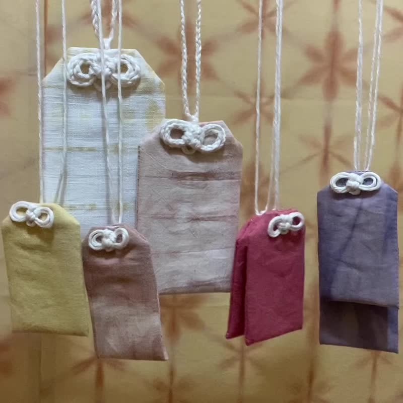 Large pink-beige Natural-dye Shibori Free Wish Omamori - ของวางตกแต่ง - ผ้าฝ้าย/ผ้าลินิน สึชมพู