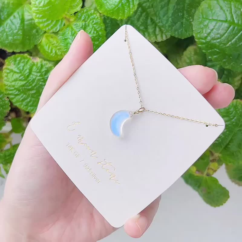 Cream Blue Halo Moon Moonstone Necklace Crescent Moon 14K - สร้อยคอ - คริสตัล สีน้ำเงิน