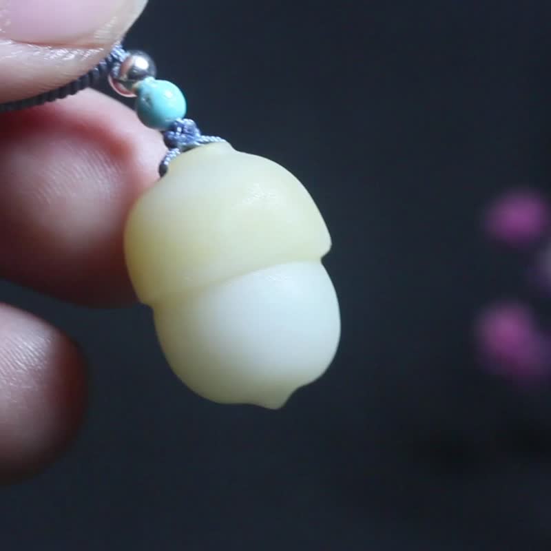【橡果】天然黃蠟石/可愛玉雕掛件/手工雕刻吊墜/原創精品項鏈 - 項鍊 - 玉石 黃色
