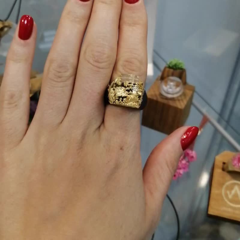 獨特的樹脂木戒指女士手工製作金山禮物 - 戒指 - 木頭 金色