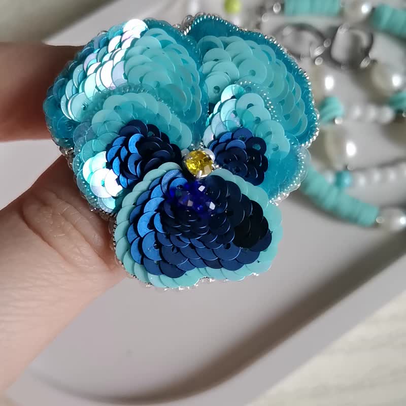 Pansy jewelry brooch beaded, Violet jewelry, flower pin, gift for women - 胸針 - 玻璃 藍色