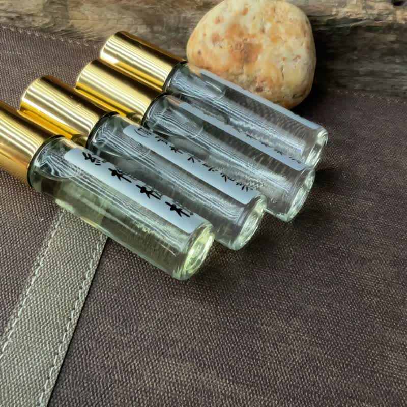 Taiwan Hinoki Roll-on Essential Oil Carry-On Bottle. Cannot be shipped overseas. - Fragrances - Glass Multicolor