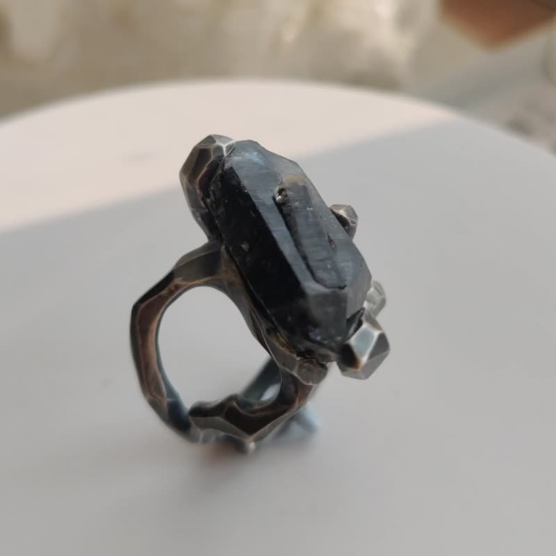 Raw Stone Beauty Black Shining Crystal Raw Stone Ore Silver Distressed Open Ring - แหวนทั่วไป - เงินแท้ สีดำ