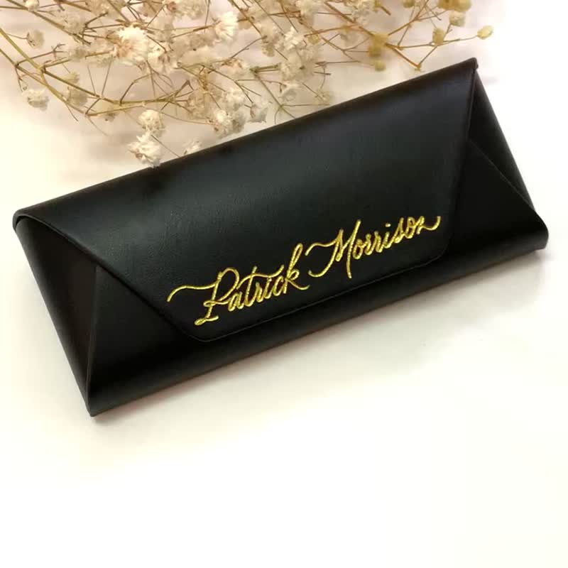 [Customized] Hot stamping name glasses case with name customized birthday gift anniversary promotion couple gift - กล่องแว่น - วัสดุอื่นๆ สีดำ