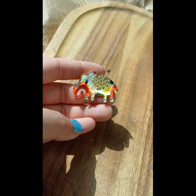 Elephant Brooch - 胸針 - 其他金屬 