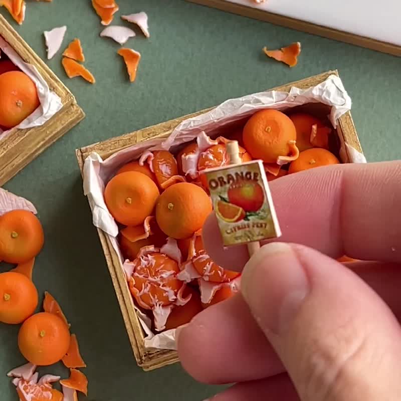 Dollhouse miniature box with tangerines for playing with dolls, dollhouse, scale - 公仔/玩偶 - 其他材質 多色