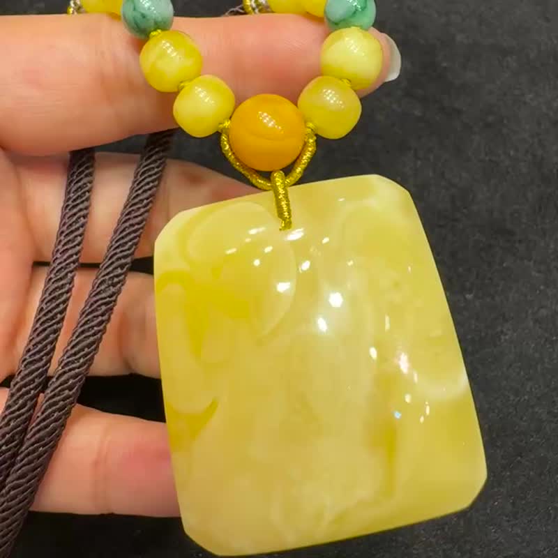 精品天然蜜蠟無事牌吊墜雞油黃滿蠟白妖花 - 項鍊 - 寶石 