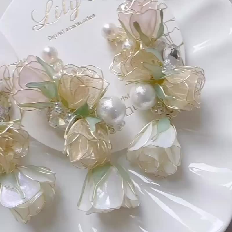 Wedding Rose Pearl Earrings - ต่างหู - เรซิน 