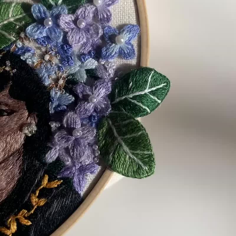Customized Hand Embroidery Portrait with 3D Flowers - ภาพวาดบุคคล - ผ้าฝ้าย/ผ้าลินิน 