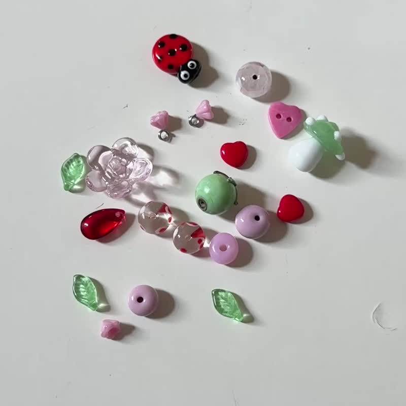 Flower Garden Phone Strap Keychain, Phone Strap, Murano Glass Beads - 手機掛繩/背帶 - 玻璃 紅色