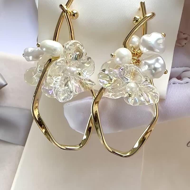 Gold Dangle Acrylic Flower Earrings - ต่างหู - อะคริลิค สีทอง